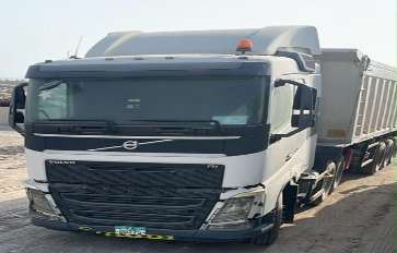 Truck head and trailer